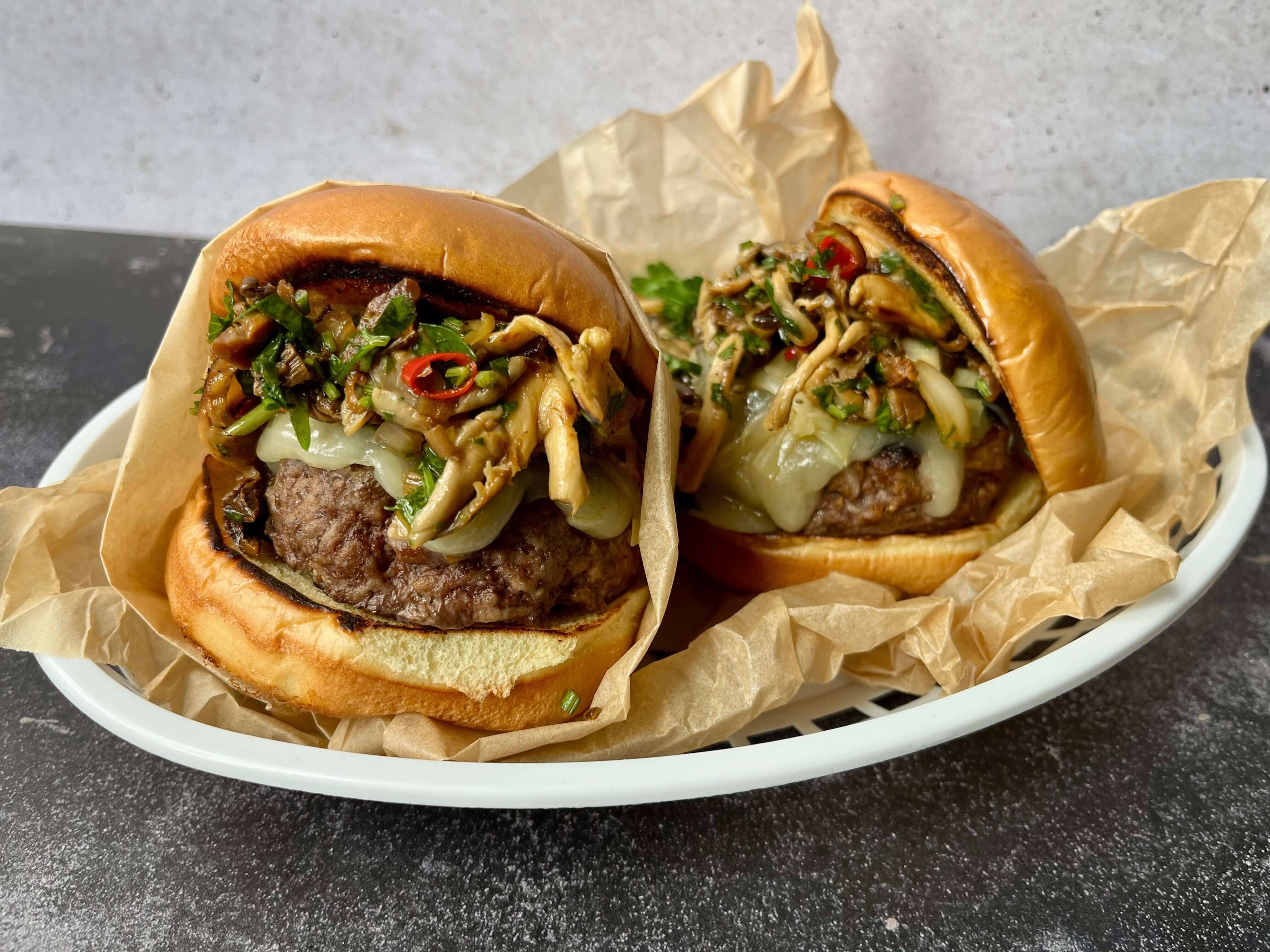 Burger de boeuf au fromage Louis d'or, sauce champignons style chimichurri