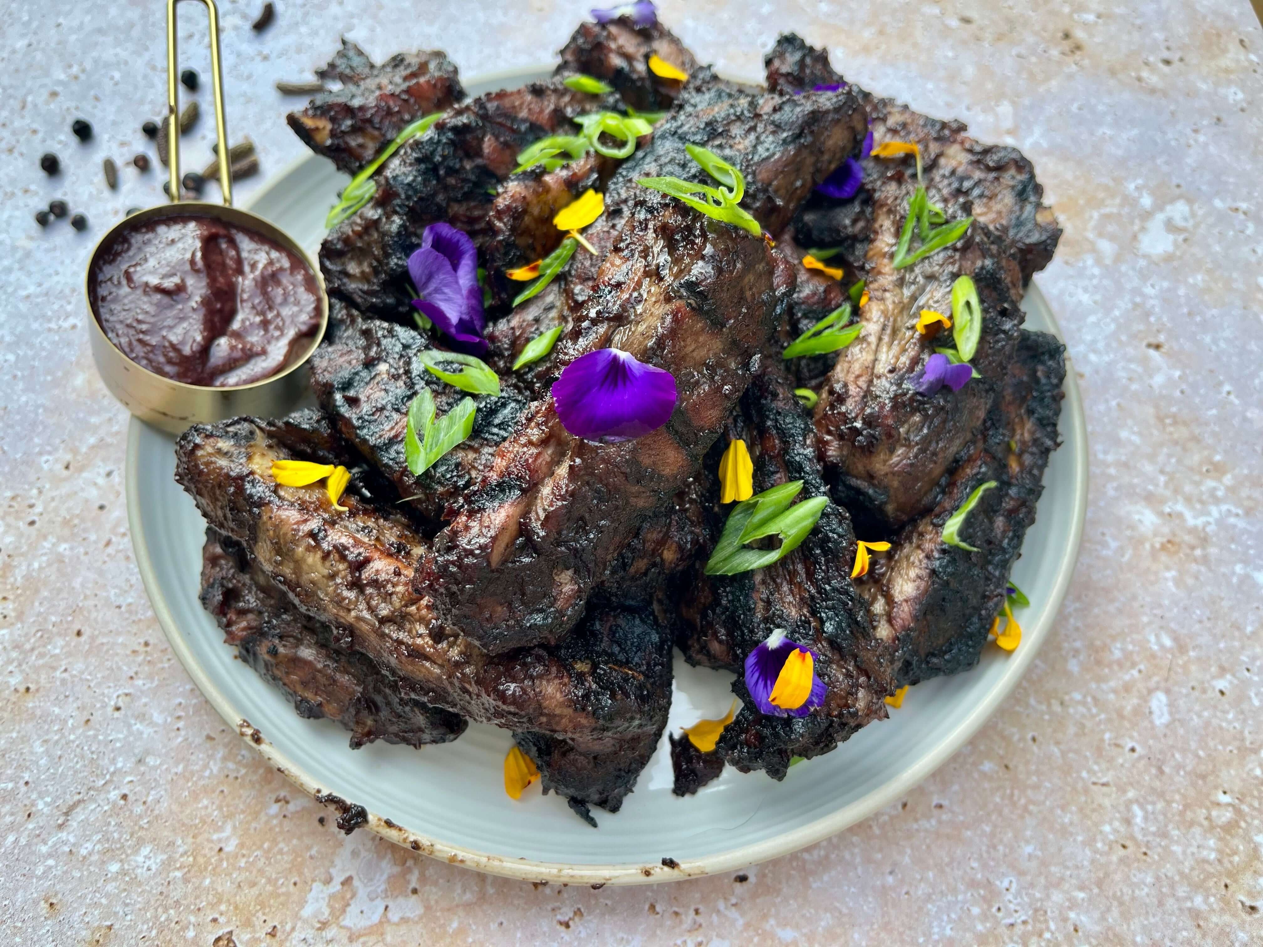 Côtes levées, sauce BBQ aux bleuets, poivre des dunes fumé et baies de genévrier