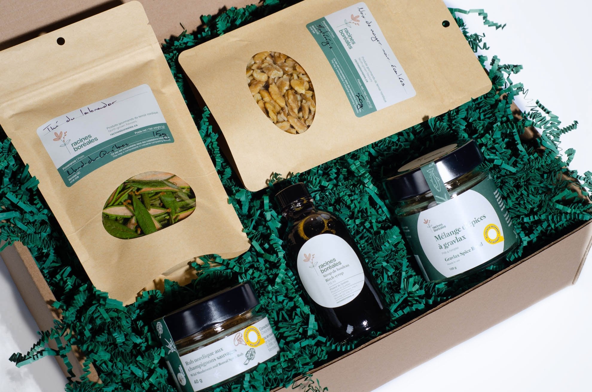 Coffret cadeau Racines boréales ouvert avec sachets de thé et noix, sirop de bouleau et mélange d'épices à gravlax