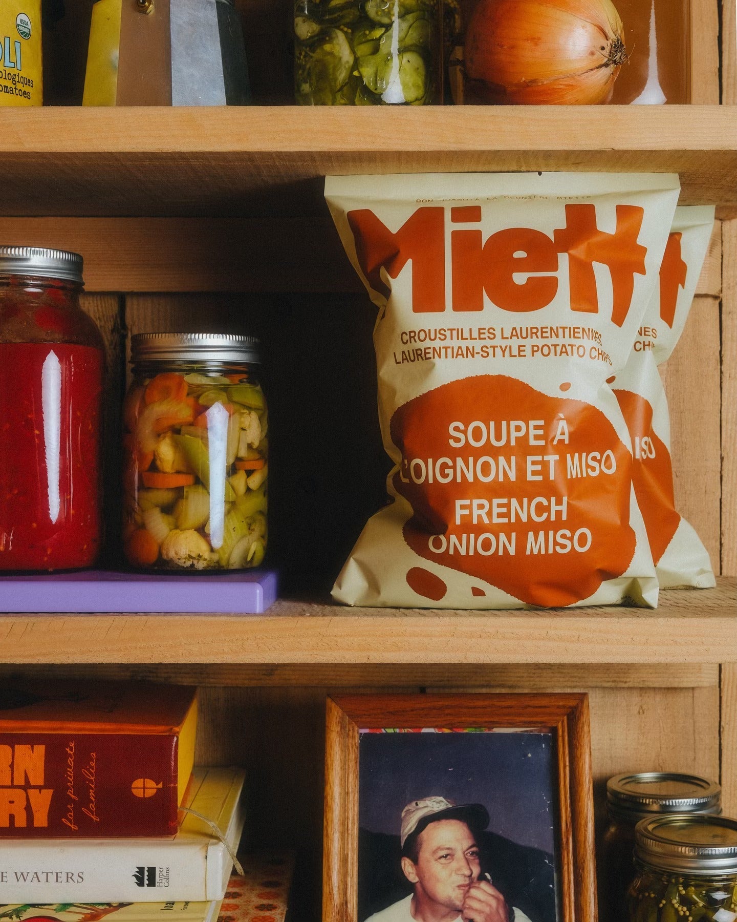 Sacs de croustilles Miett saveur soupe à l'oignon et miso sur étagère en bois de garde-manger