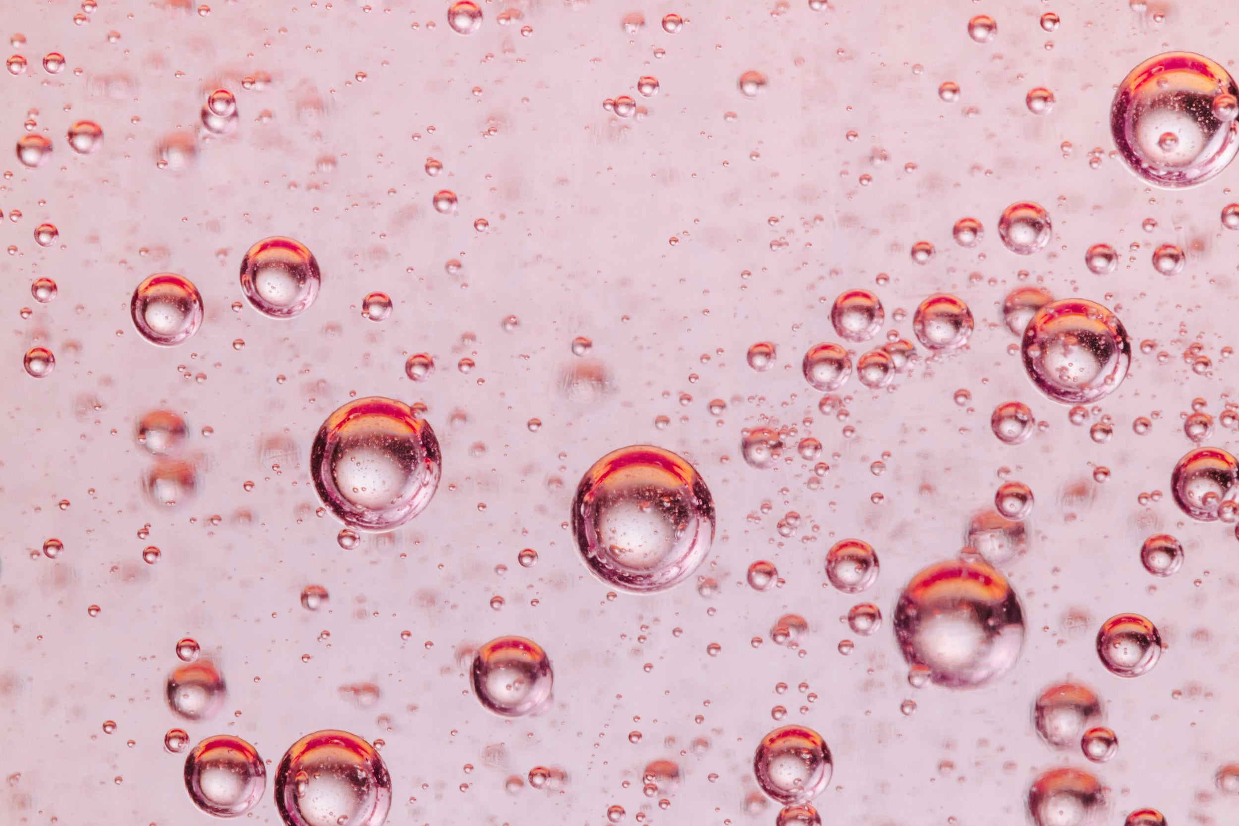 Gros plan de bulles roses pétillantes
