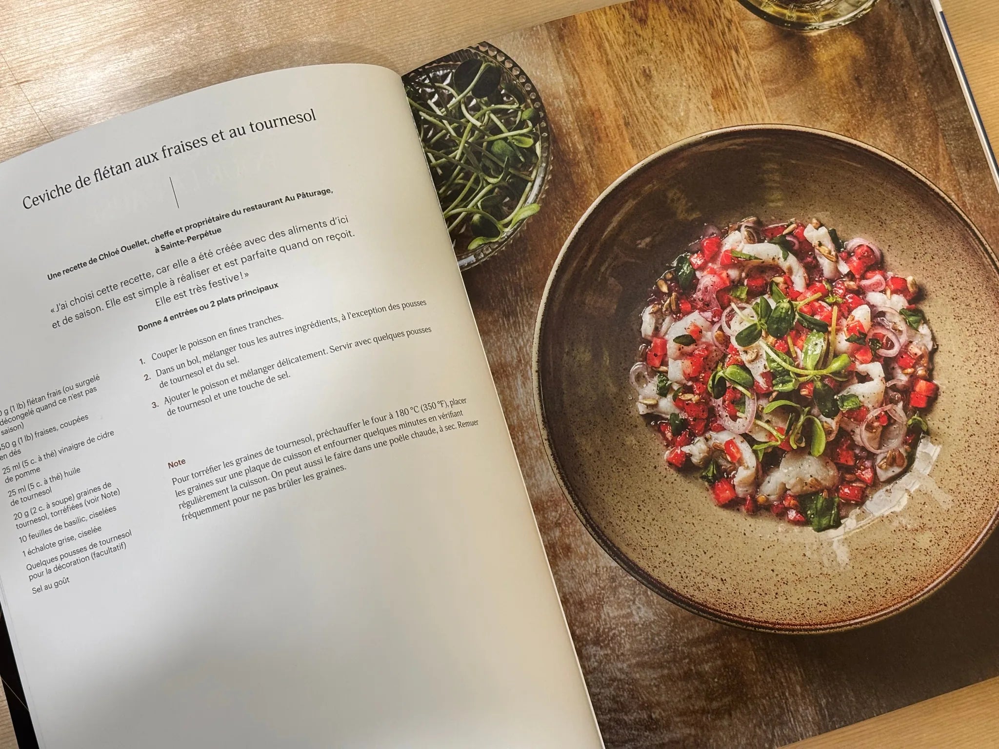 Livre Recettes de femmes ouvert sur une recette de ceviche de flétan aux fraises et au tournesol