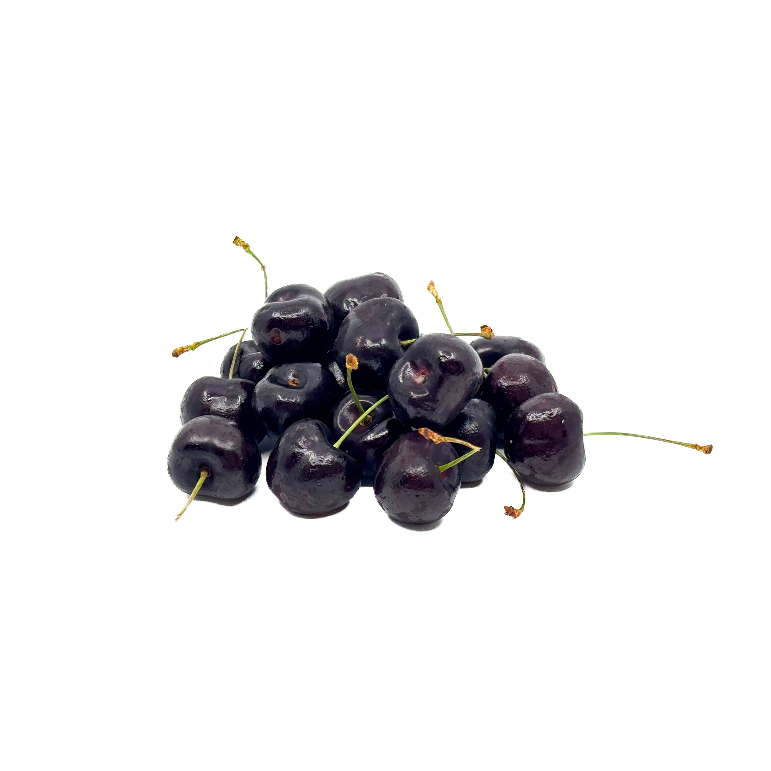 Tas de cerises noires congelées avec queues vertes sur fond blanc