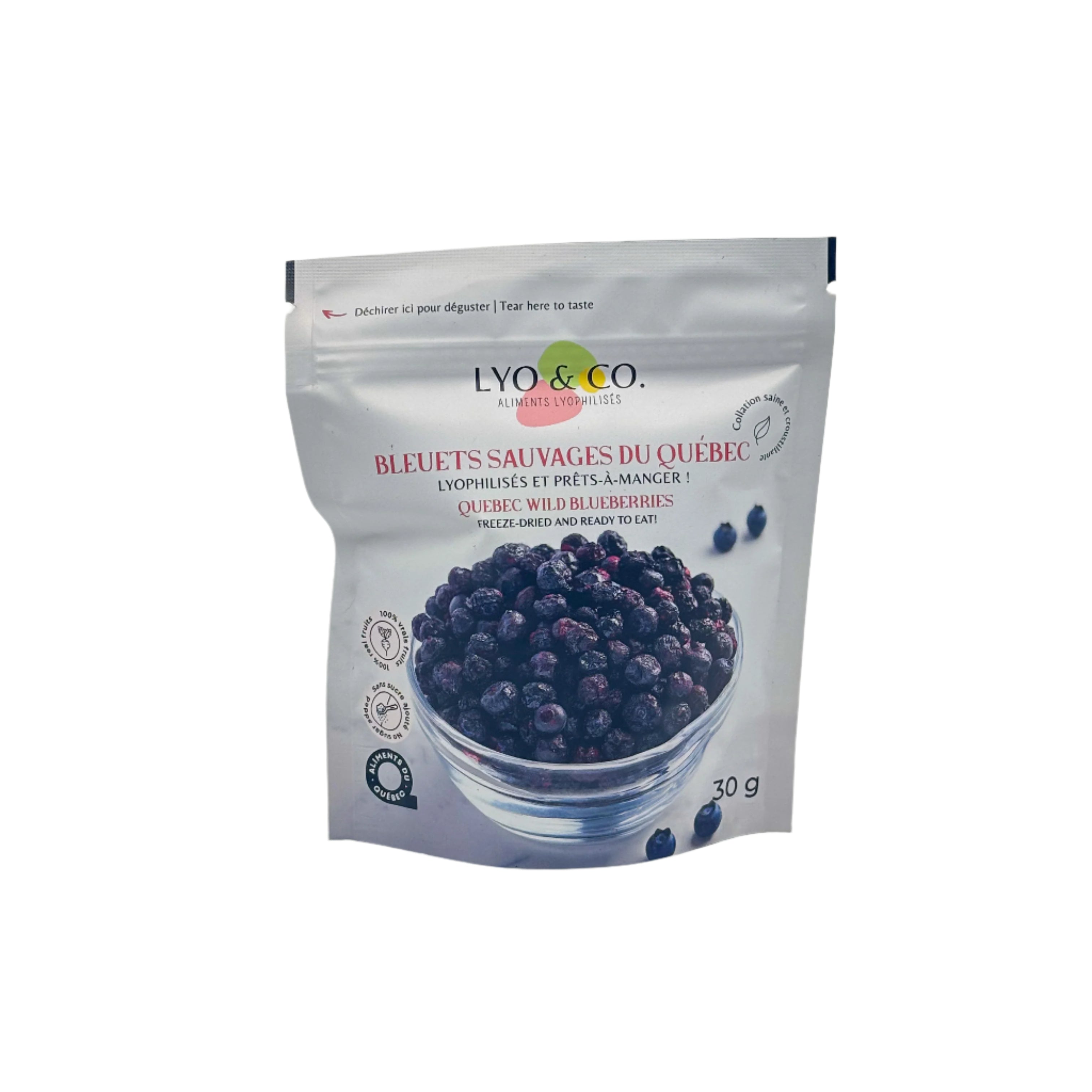 Bleuets sauvages du Québec lyophilisés photographiés sur fond blanc