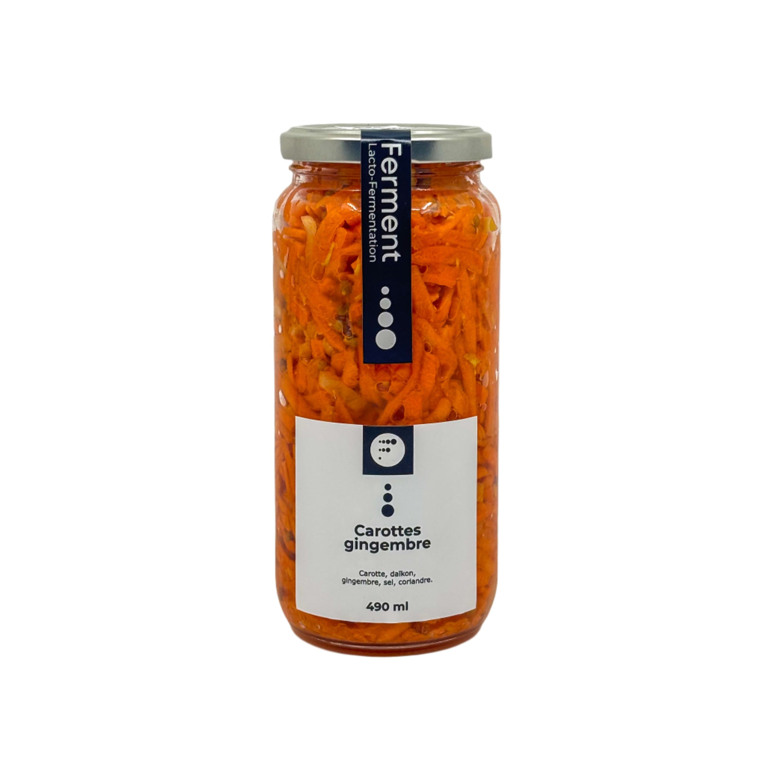 Pot de carottes et gingembre lactofermentés photographié sur fond blanc