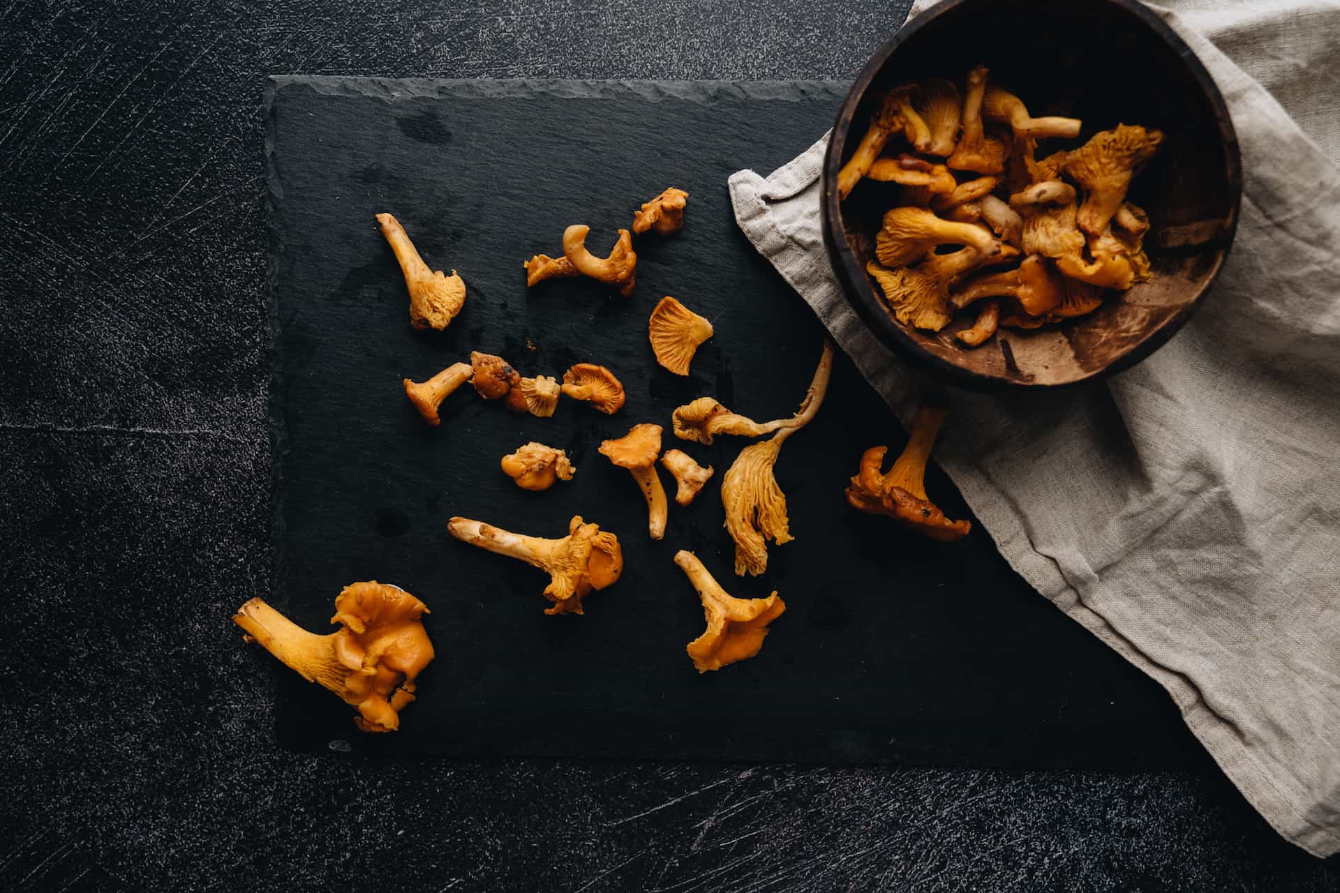 Chanterelles fraîches sur fond noir