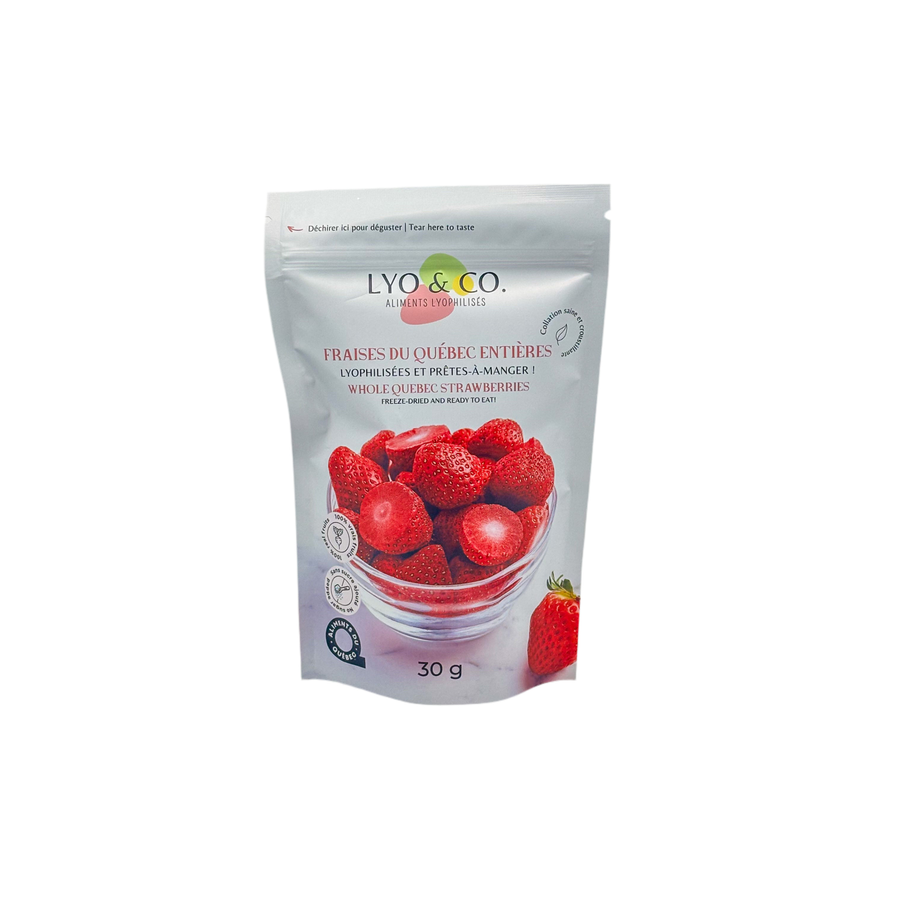 Sachet de fraises lyophilisées entières photographié sur fond blanc