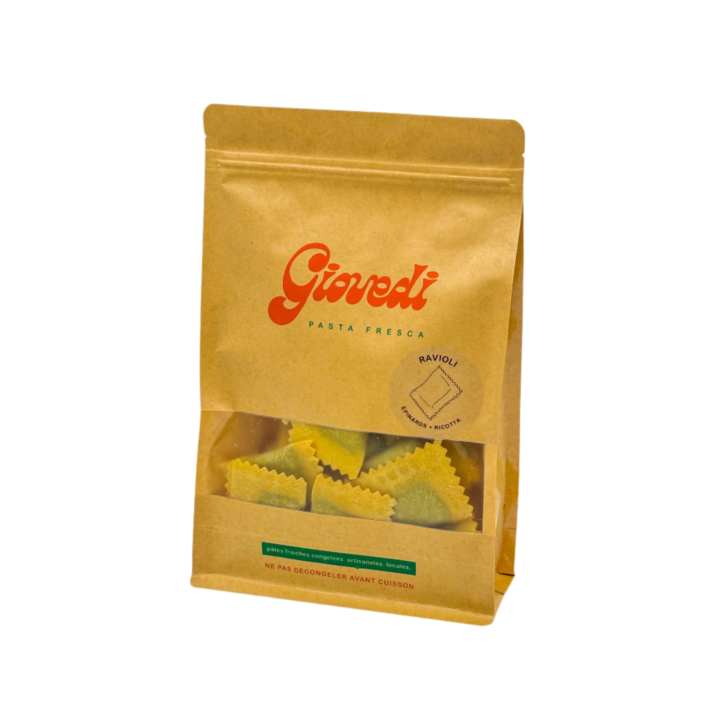 Ravioli aux épinards et à la ricotta de Giovedi Pasta photographiés sur fond blanc.