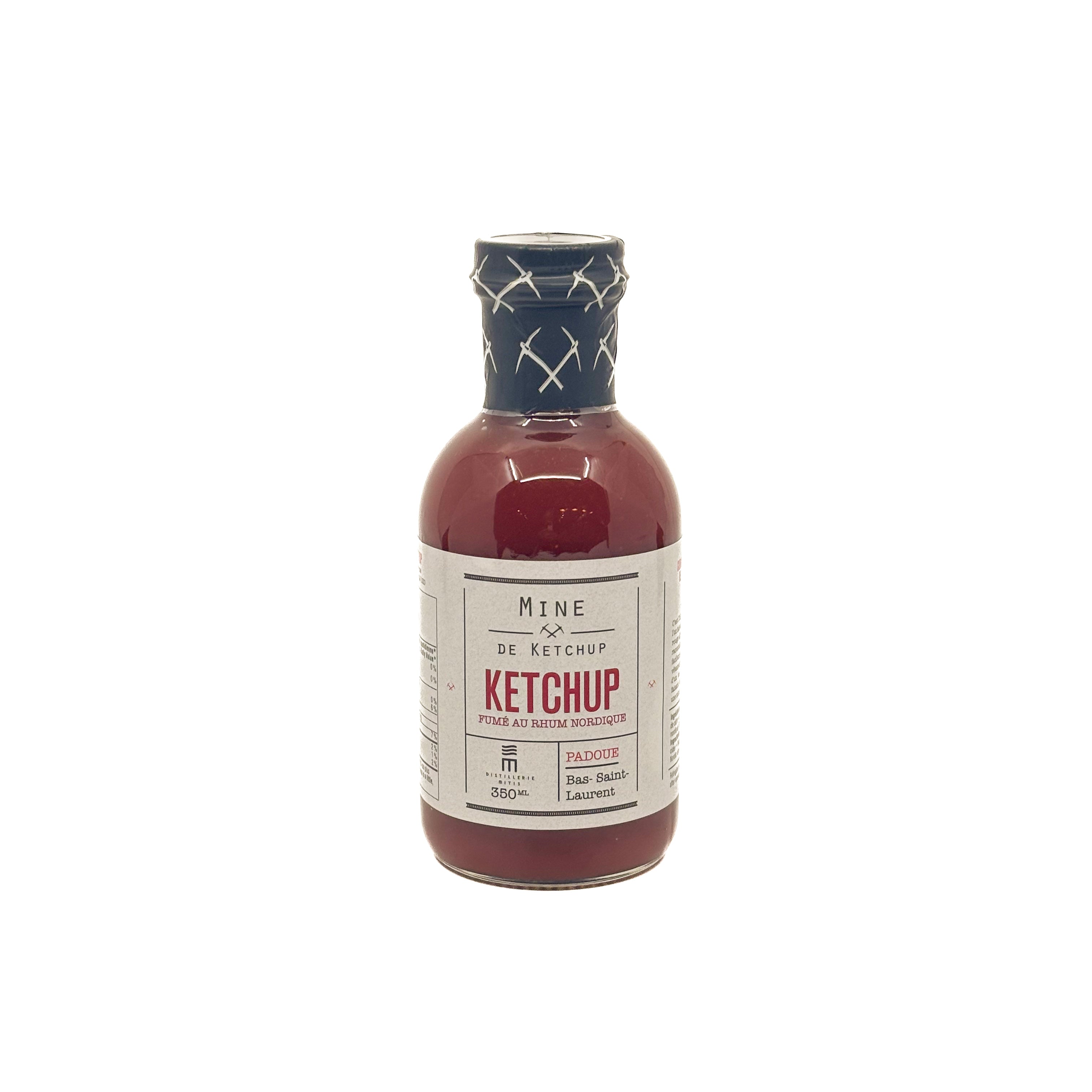 Bouteille de ketchup fumé au rhum de Mine de ketchup sur fond blanc