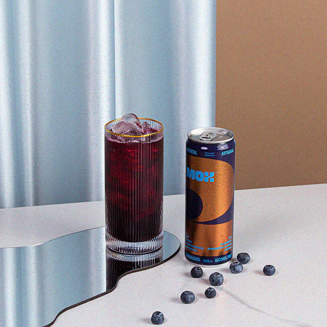 Mocktail à saveur de gin, bleuets, fleur de sureau et gingembre