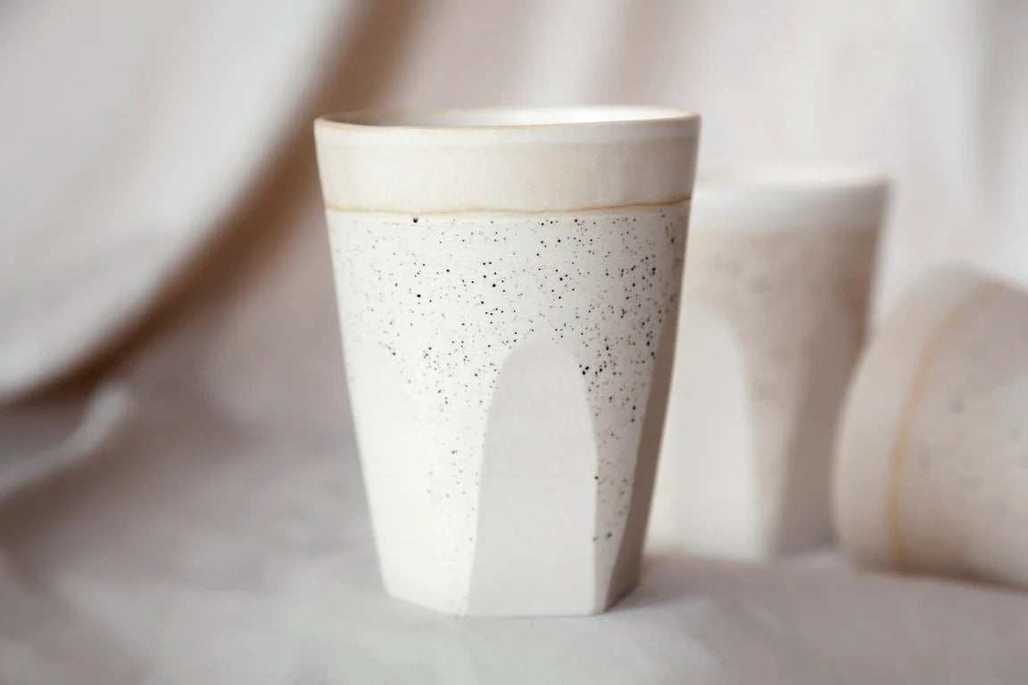 Grande tasse à facettes en céramique artisanale