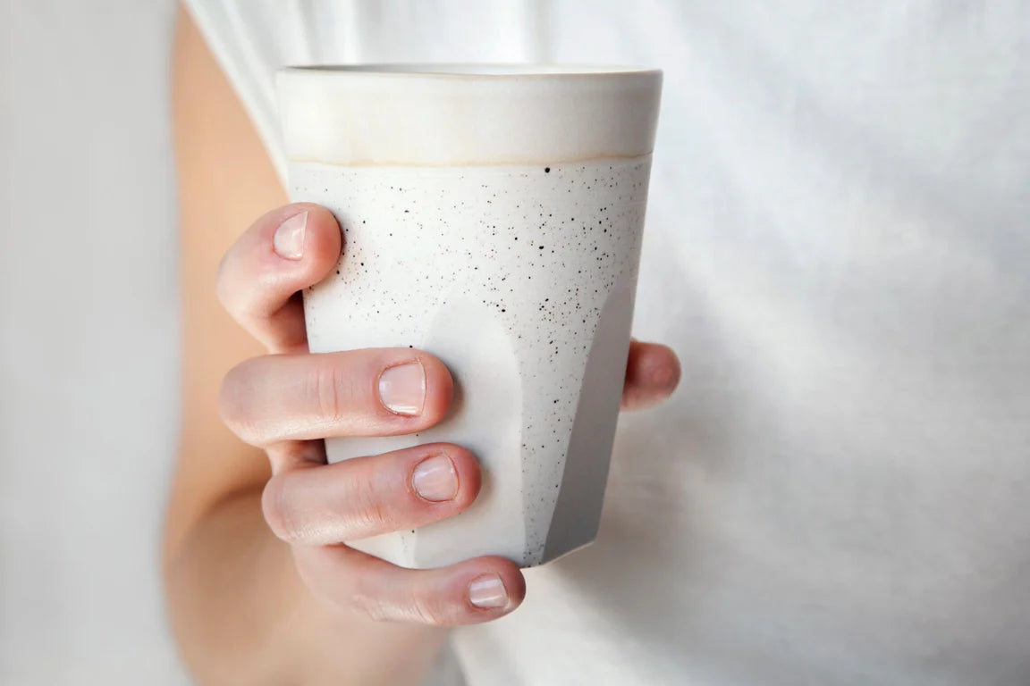 Grande tasse à facettes en céramique artisanale