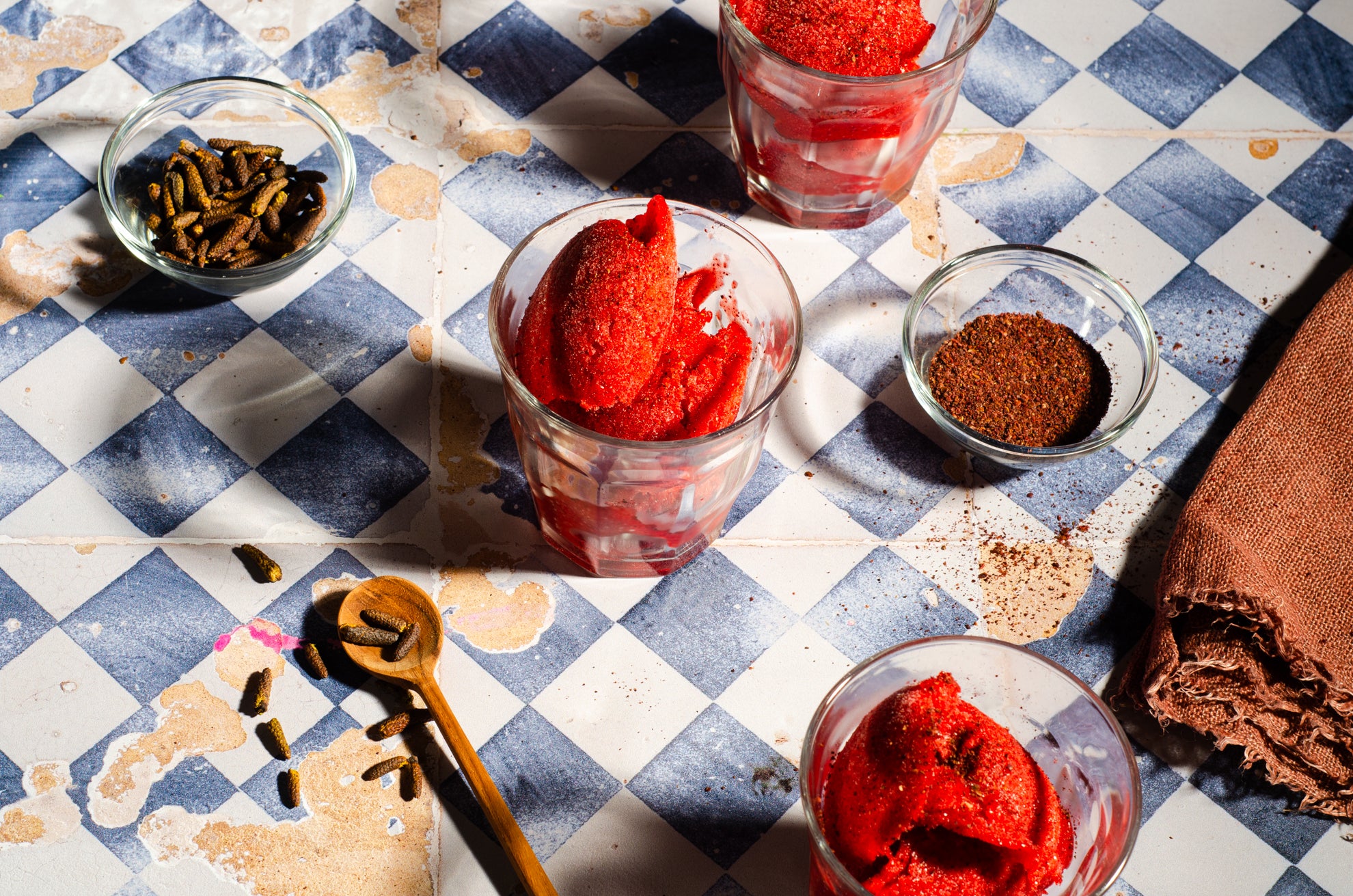 Sorbet à la fraise du Québec, au sumac vinaigrier et au poivre des dunes