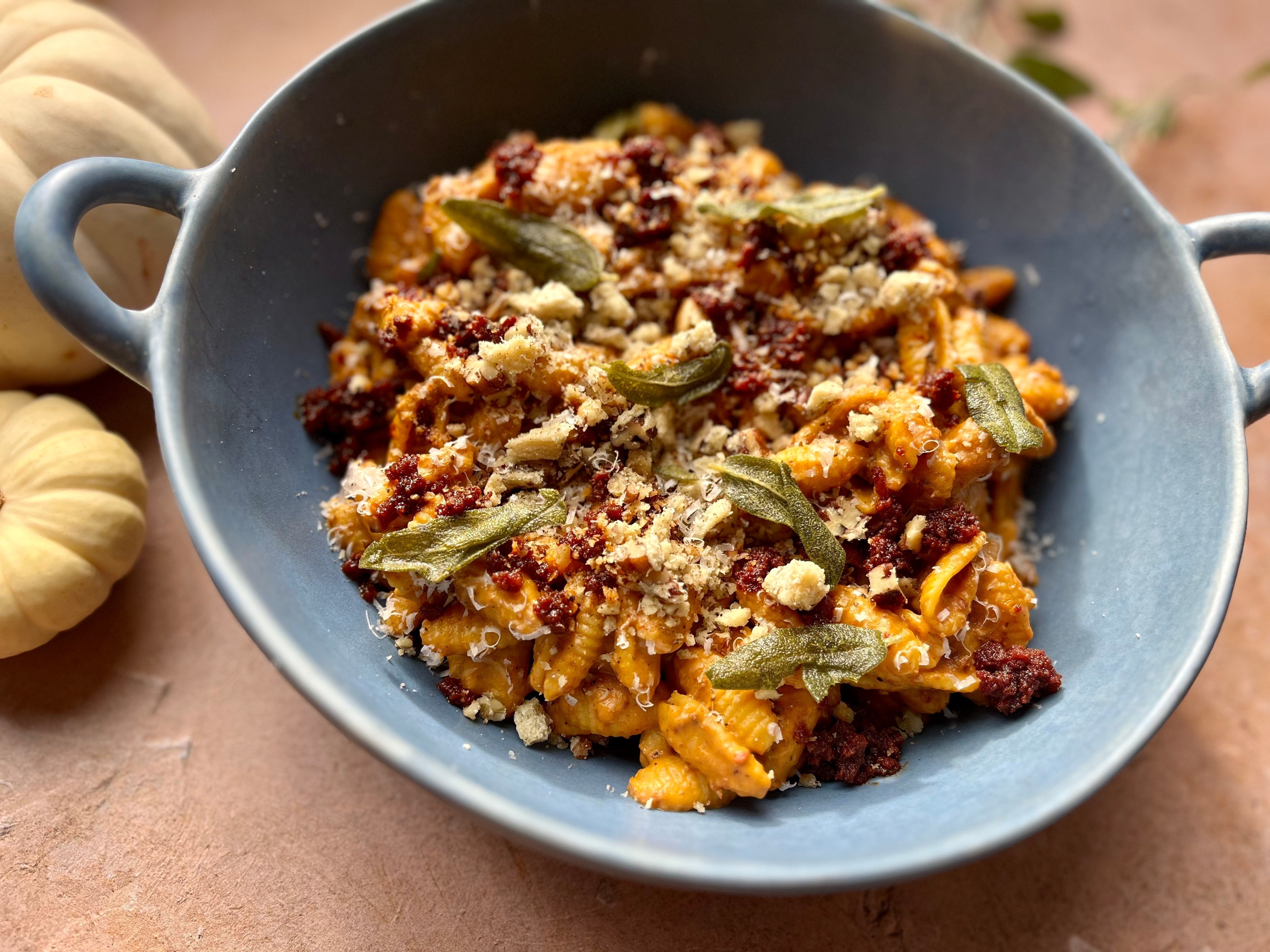 Cavatelli, sauce à la citrouille et nduja avec chapelure au bleu et pacanes