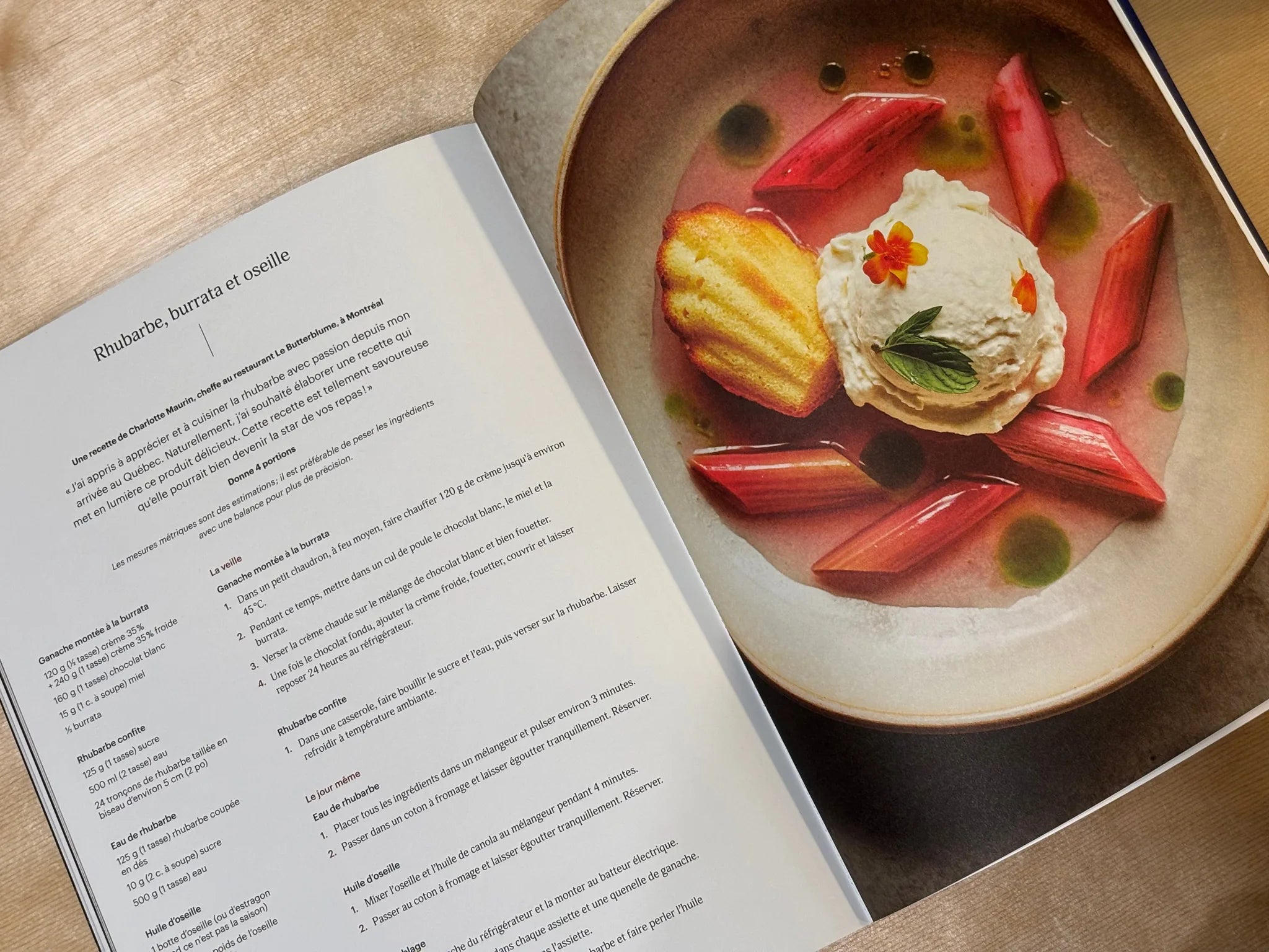 Livre Recettes de femmes ouvert sur une recette de rhubarbe, burrata et oseille, avec photo du dessert