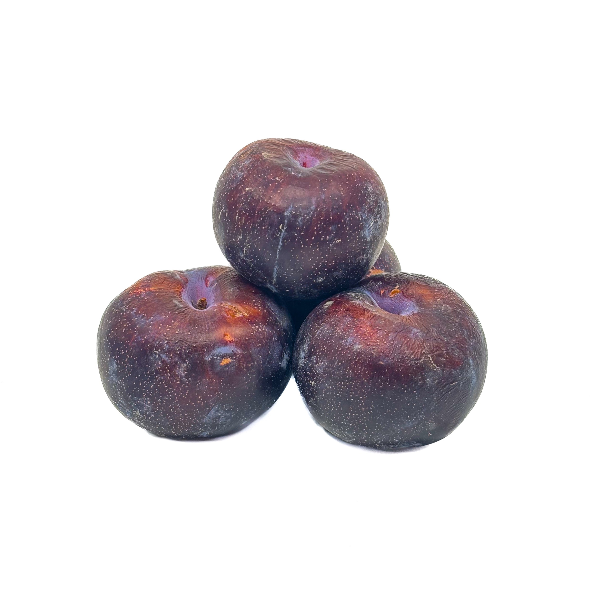 Trois prunes-grenades violettes posées sur fond blanc