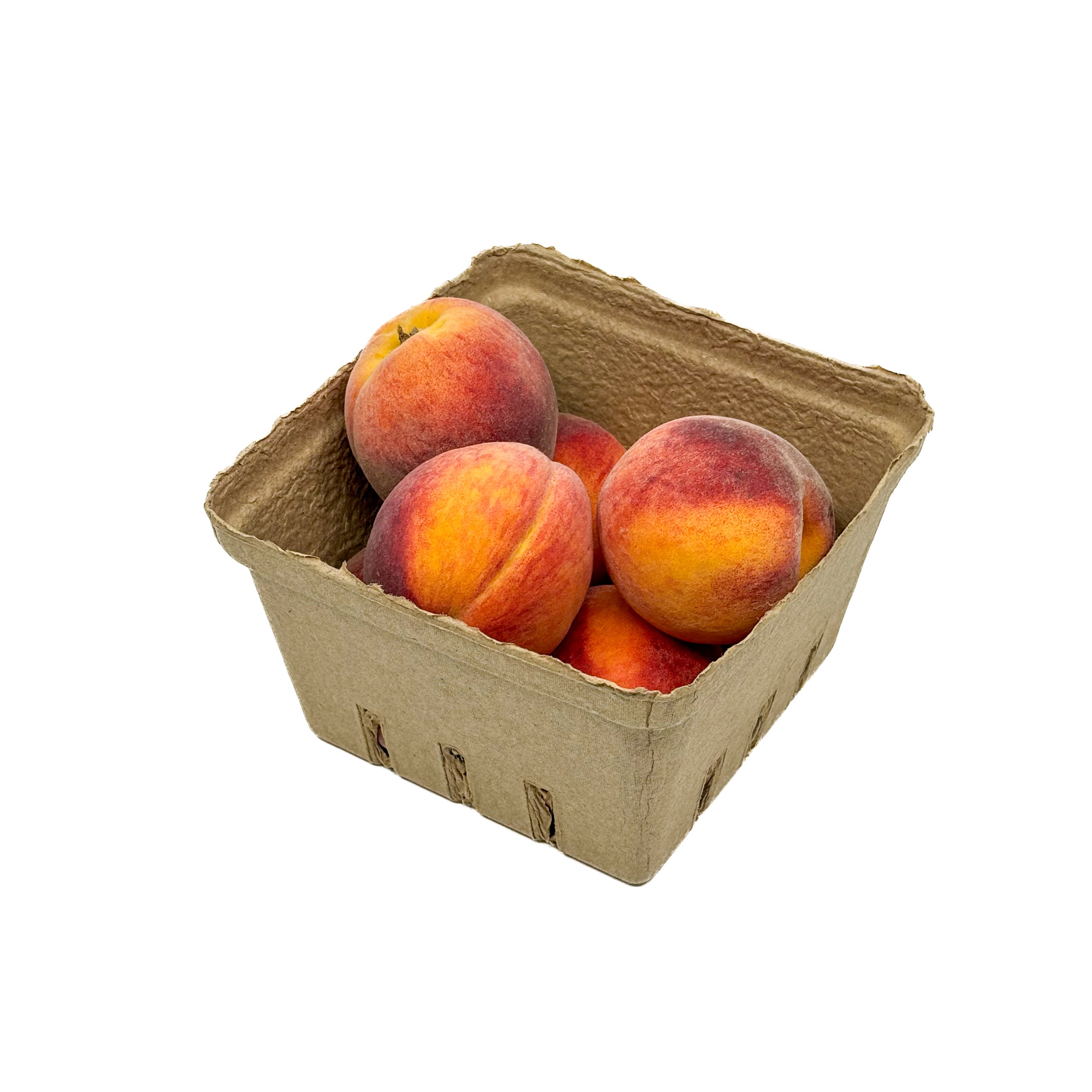 Quatre pêches de l'Ontario rouge-orangé dans une barquette en carton recyclé, fond blanc