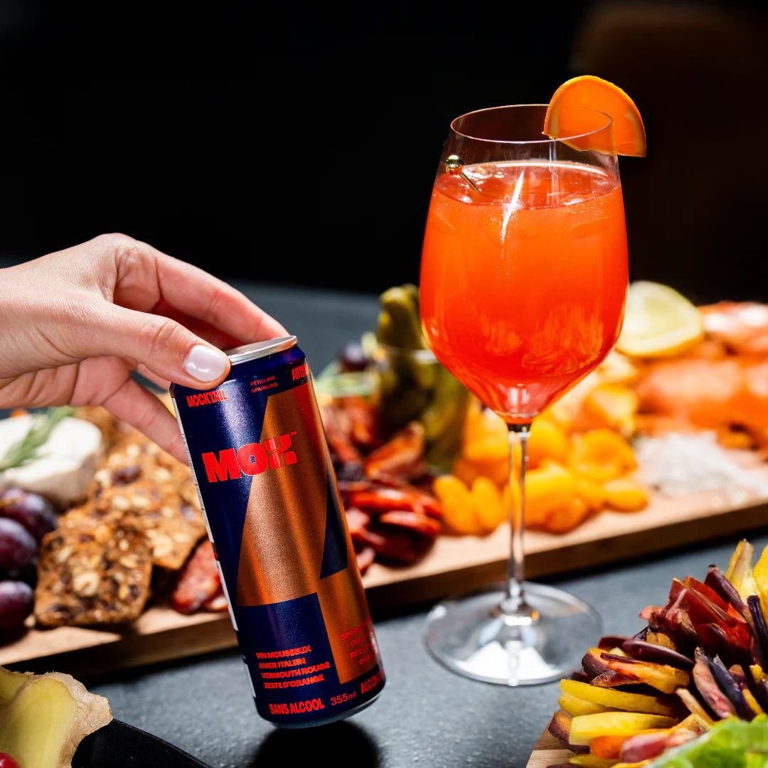 Mocktail à saveur de vin mousseux, campari, vermouth rouge et zeste d'orange