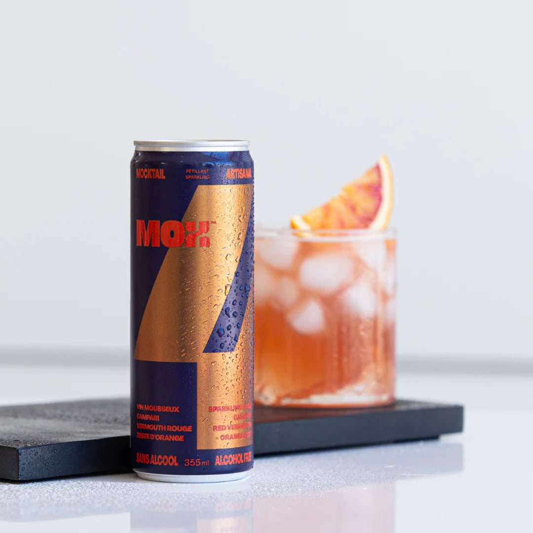 Mocktail à saveur de vin mousseux, campari, vermouth rouge et zeste d'orange