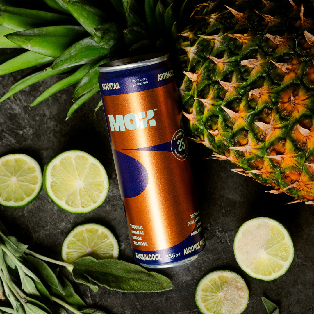 Mocktail à saveur de tequila, ananas, sauge et sel rose de l'Himalaya