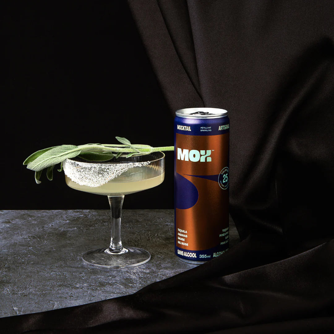 Mocktail à saveur de tequila, ananas, sauge et sel rose de l'Himalaya