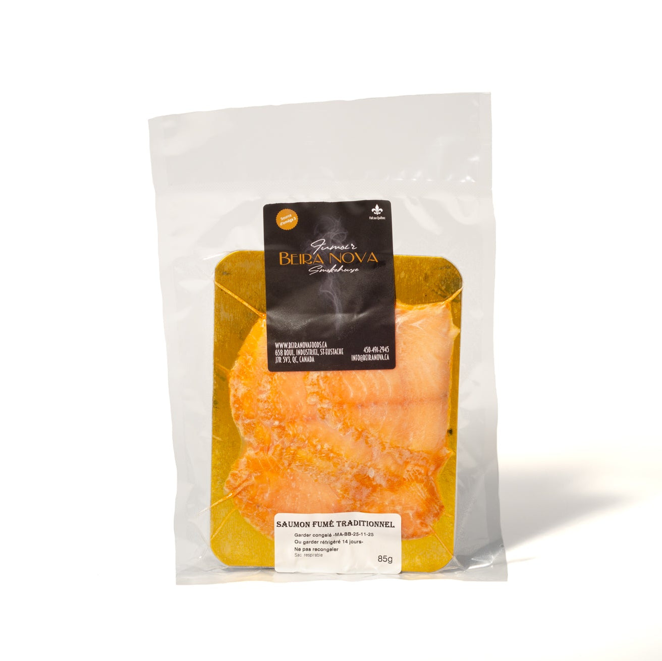 Sachet de saumon fumé traditionnel Beira Nova Smokehouse 85g, tranches de saumon sur plateau doré, fond blanc