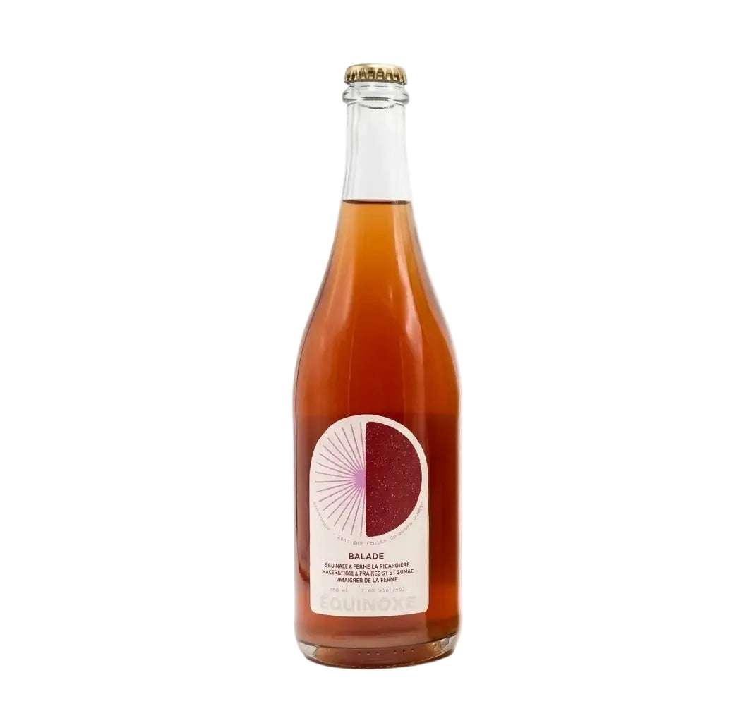 bouteille de cidre balade d'Équinoxe de couleur rouge-rose sur fond blanc