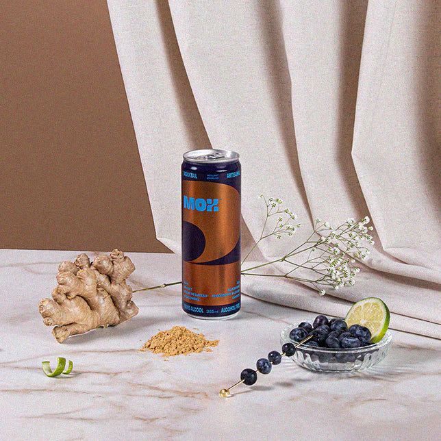 Mocktail à saveur de gin, bleuets, fleur de sureau et gingembre