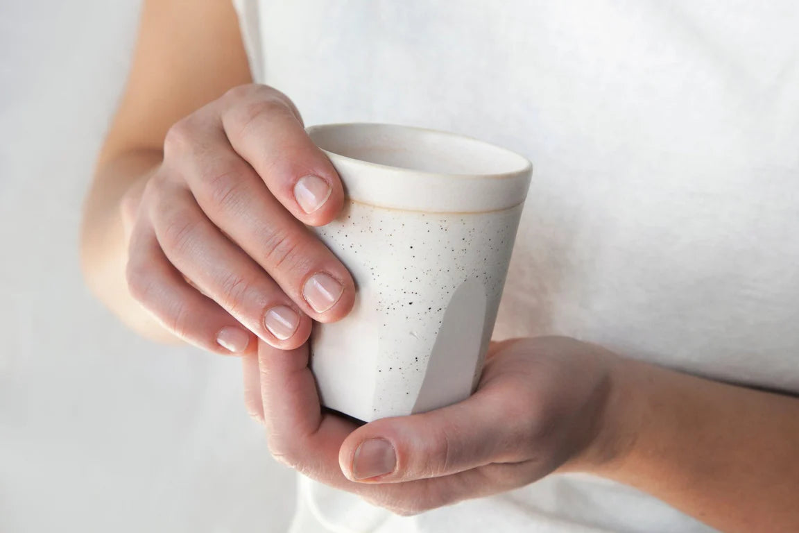 Petite tasse à facettes en céramique artisanale